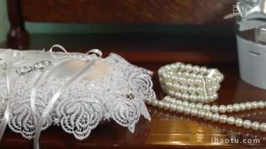 结婚饰品戒指和珍珠项链
